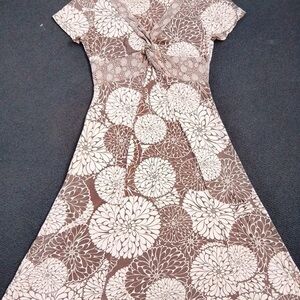 Chic Floral Midi Dress in Brown and Cream